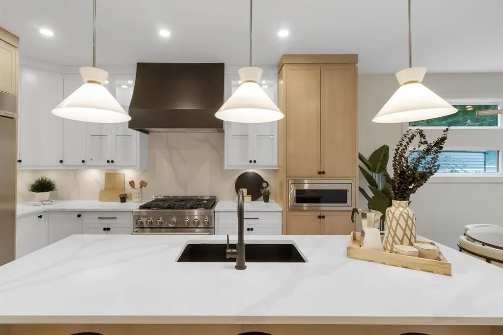 2118 Victoria Crescent NW