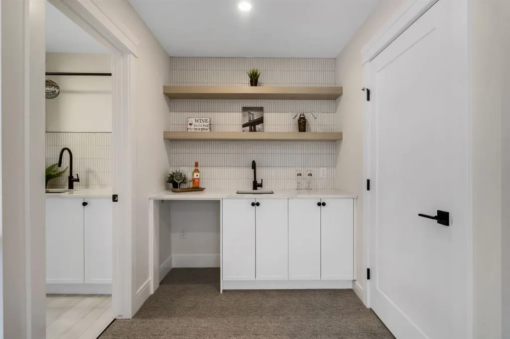 2118 Victoria Crescent NW