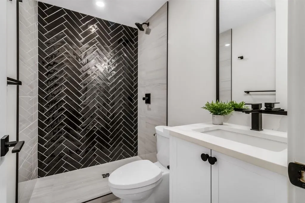 2118 Victoria Crescent NW