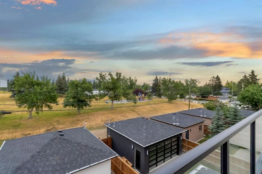 2118 Victoria Crescent NW