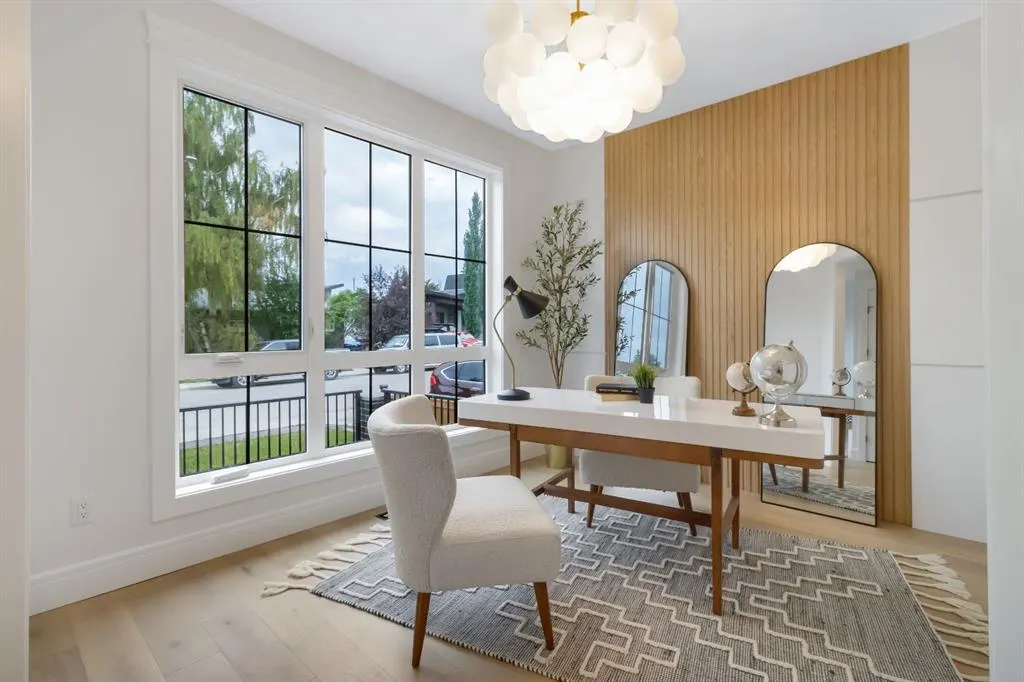 2118 Victoria Crescent NW