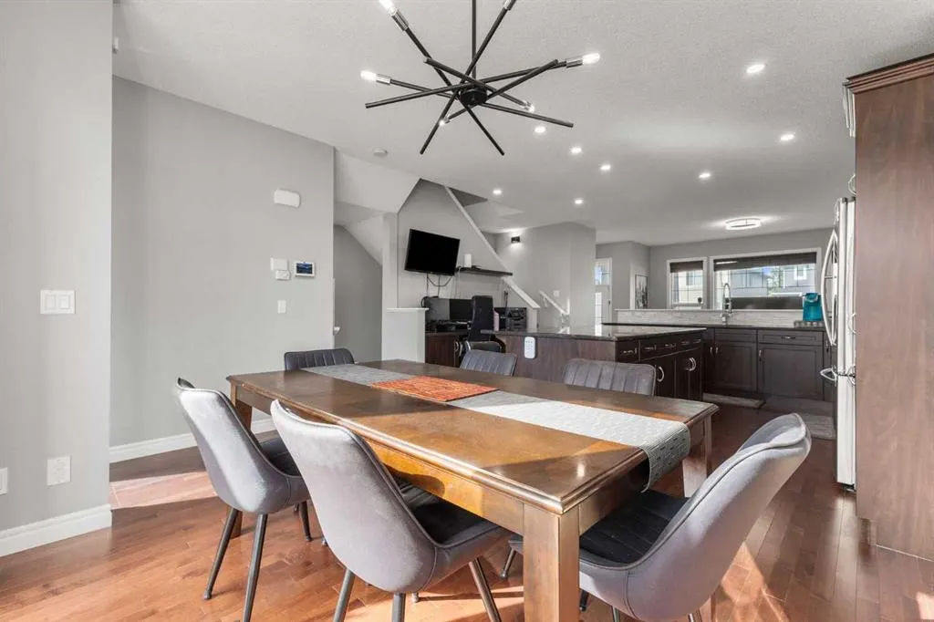 240 Evanspark Gardens NW