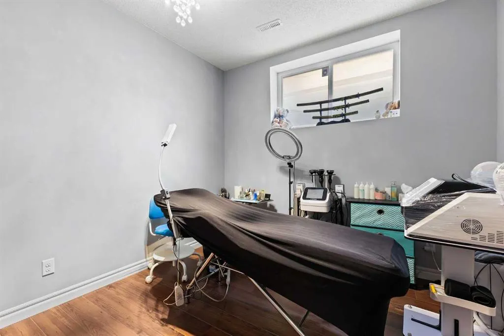 240 Evanspark Gardens NW