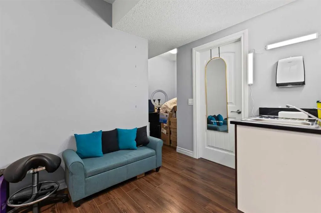 240 Evanspark Gardens NW