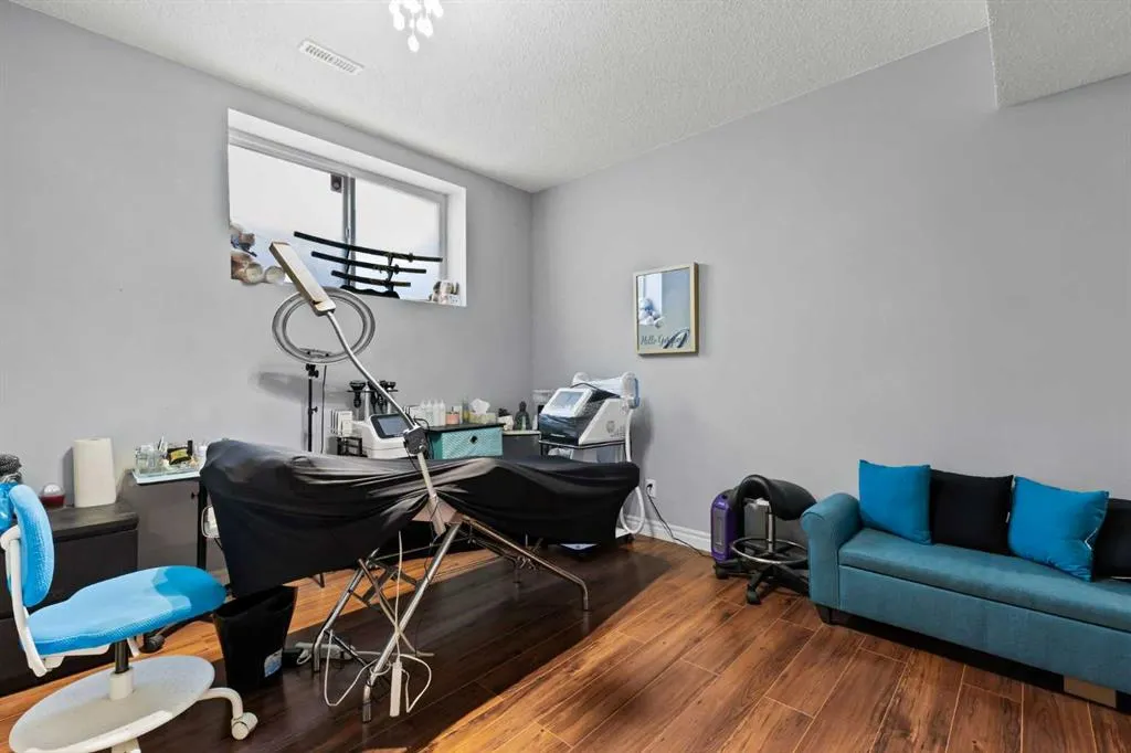 240 Evanspark Gardens NW