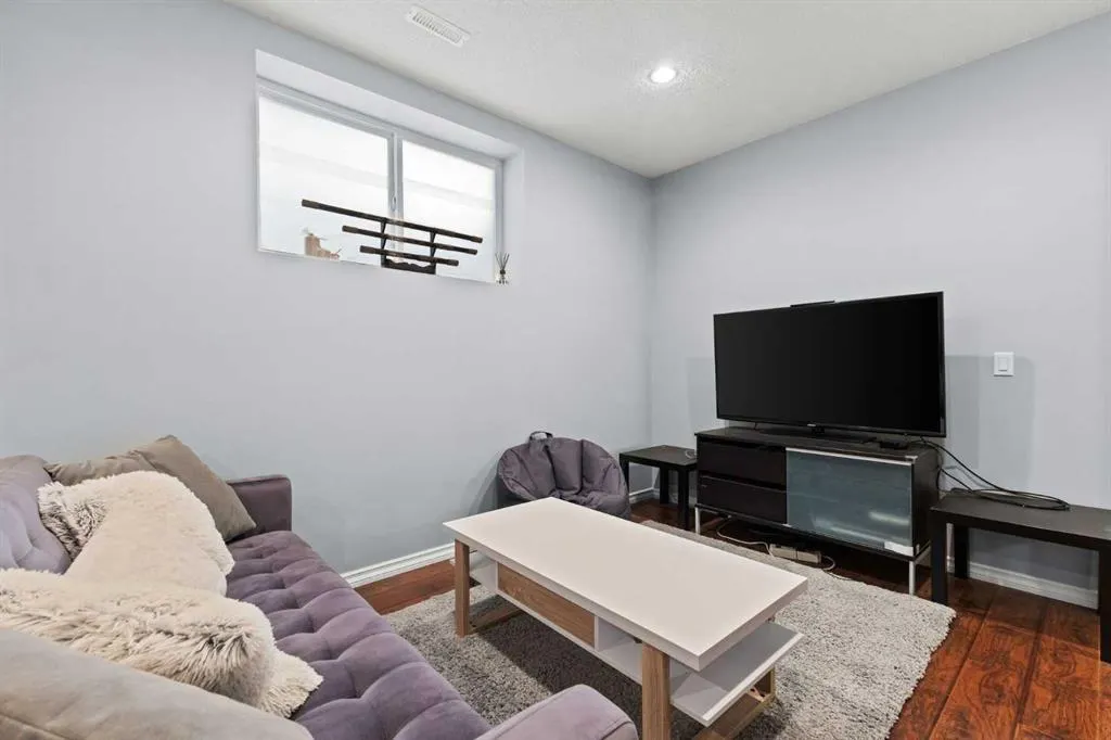 240 Evanspark Gardens NW