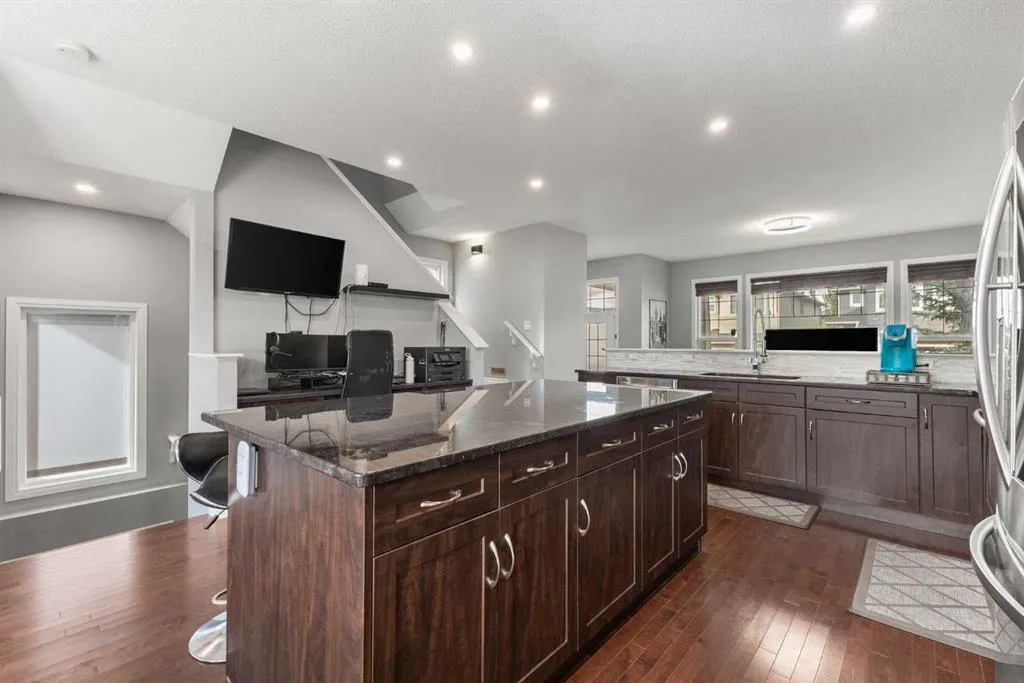 240 Evanspark Gardens NW