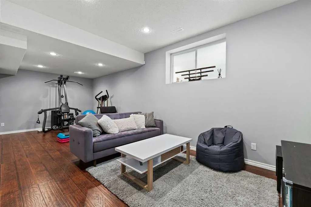 240 Evanspark Gardens NW