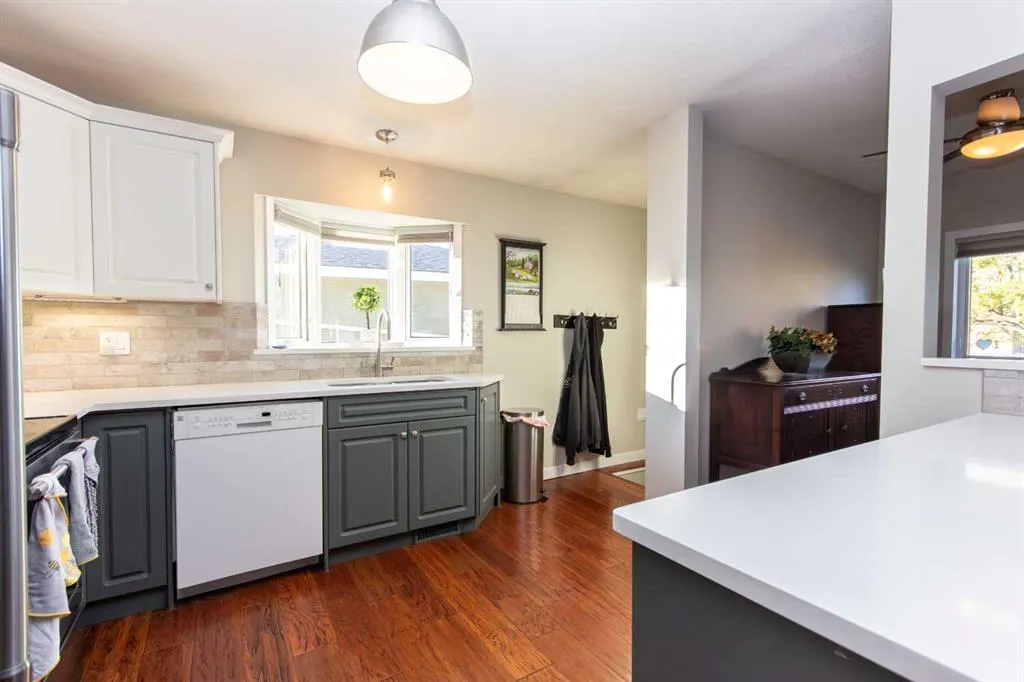 4413 Embury Crescent