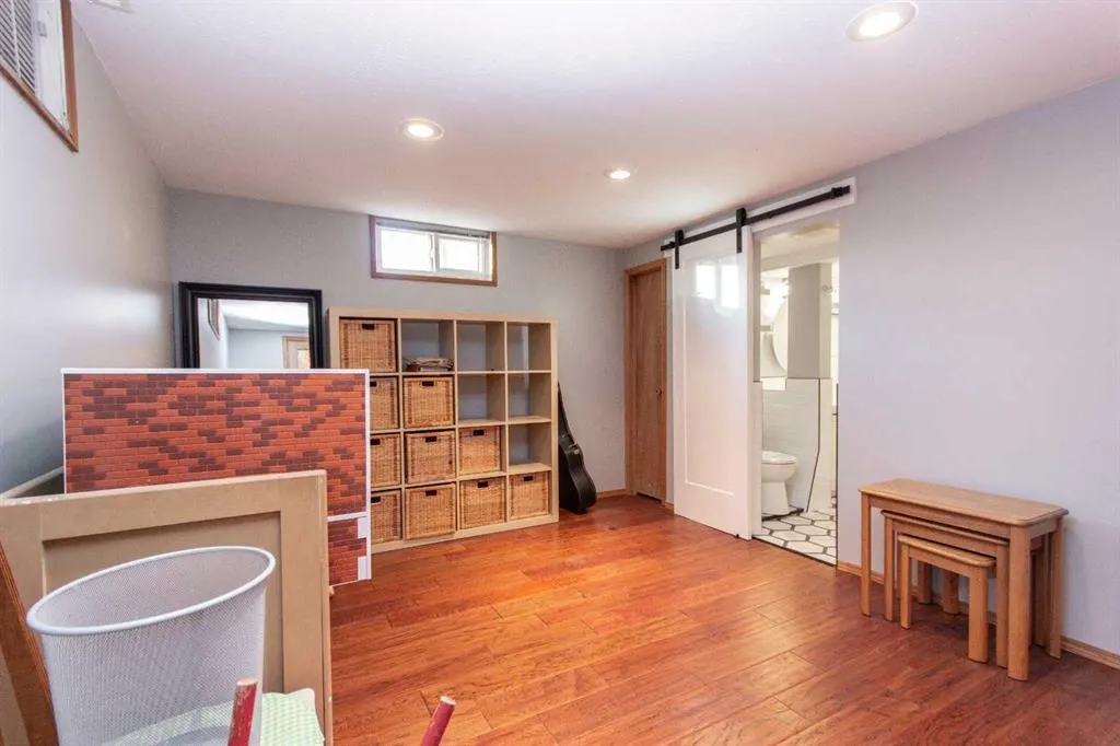 4413 Embury Crescent