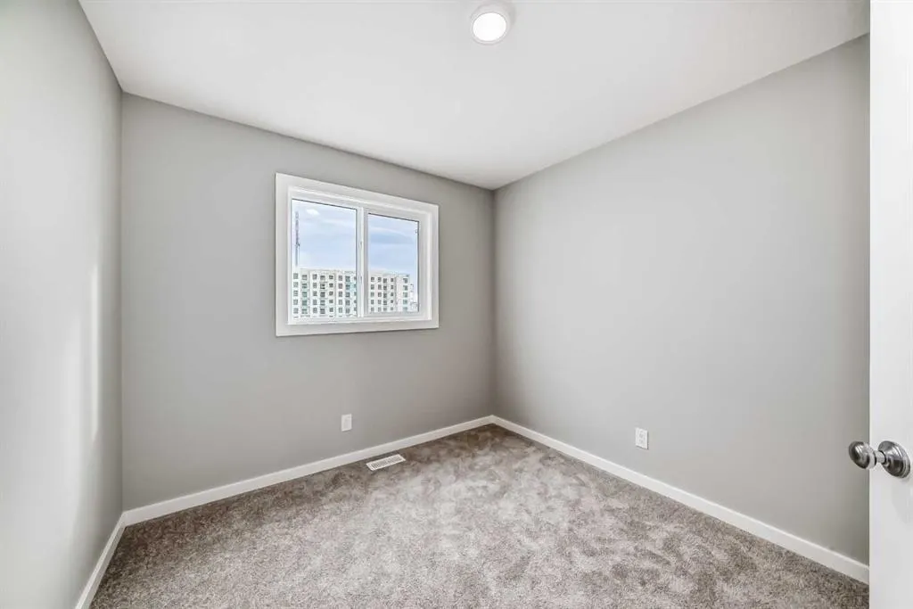 147 Bartlett Crescent SE