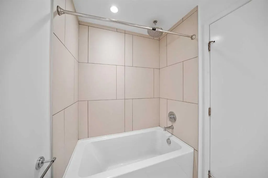 615 6 Avenue SE, #210