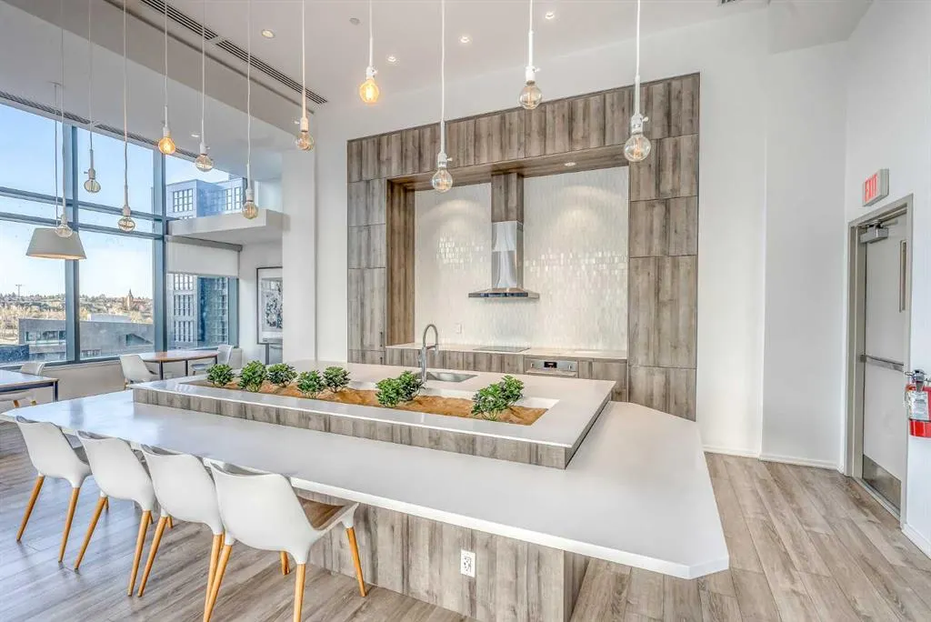 615 6 Avenue SE, #210