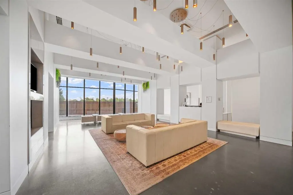 615 6 Avenue SE, #210