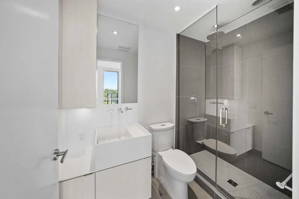 615 6 Avenue SE, #210