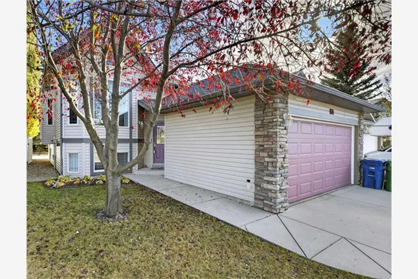 164 Stonegate Close NW