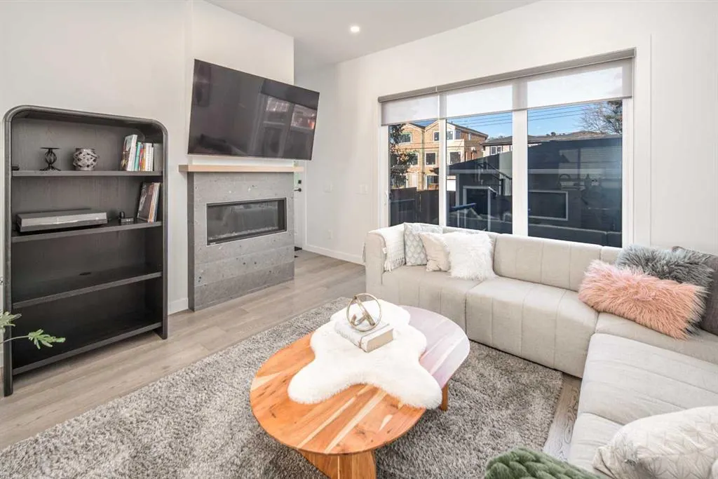 2409B Richmond Road SW