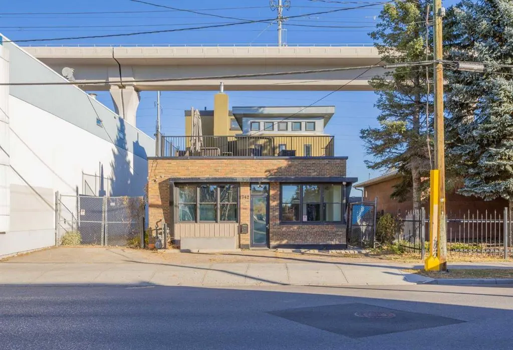 1742 10 Avenue SW