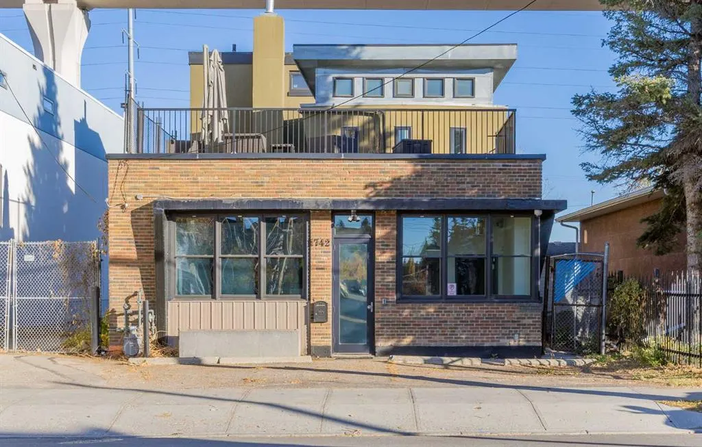 1742 10 Avenue SW