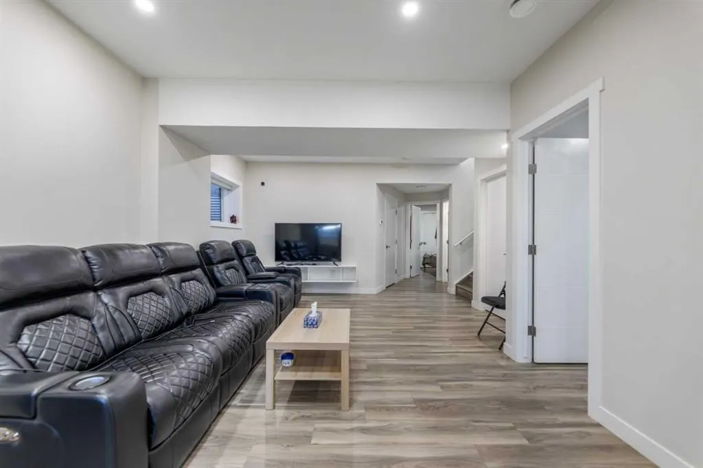 391 Corner Meadows Avenue NE