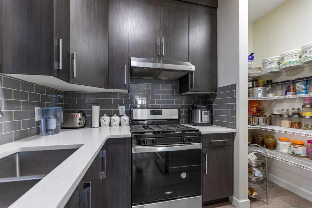 391 Corner Meadows Avenue NE