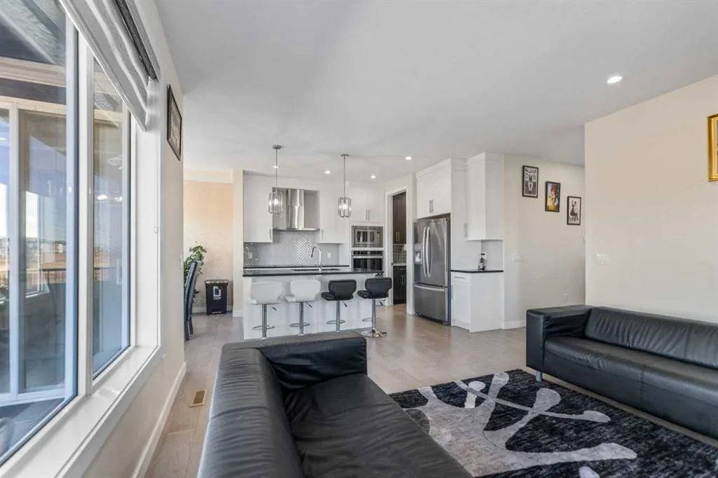 391 Corner Meadows Avenue NE