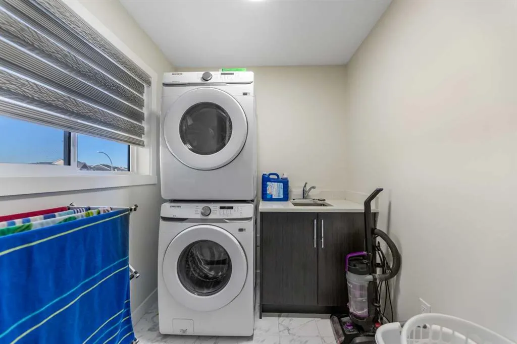 391 Corner Meadows Avenue NE