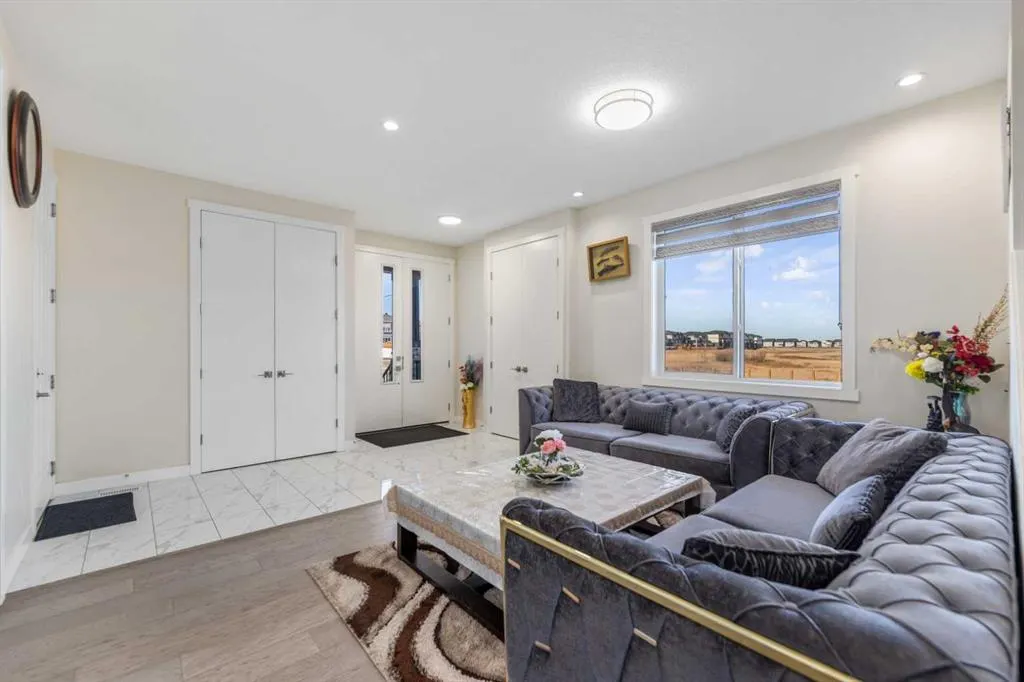 391 Corner Meadows Avenue NE