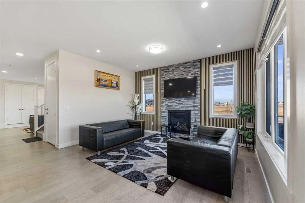 391 Corner Meadows Avenue NE