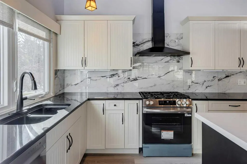 3020 Palliser Drive SW