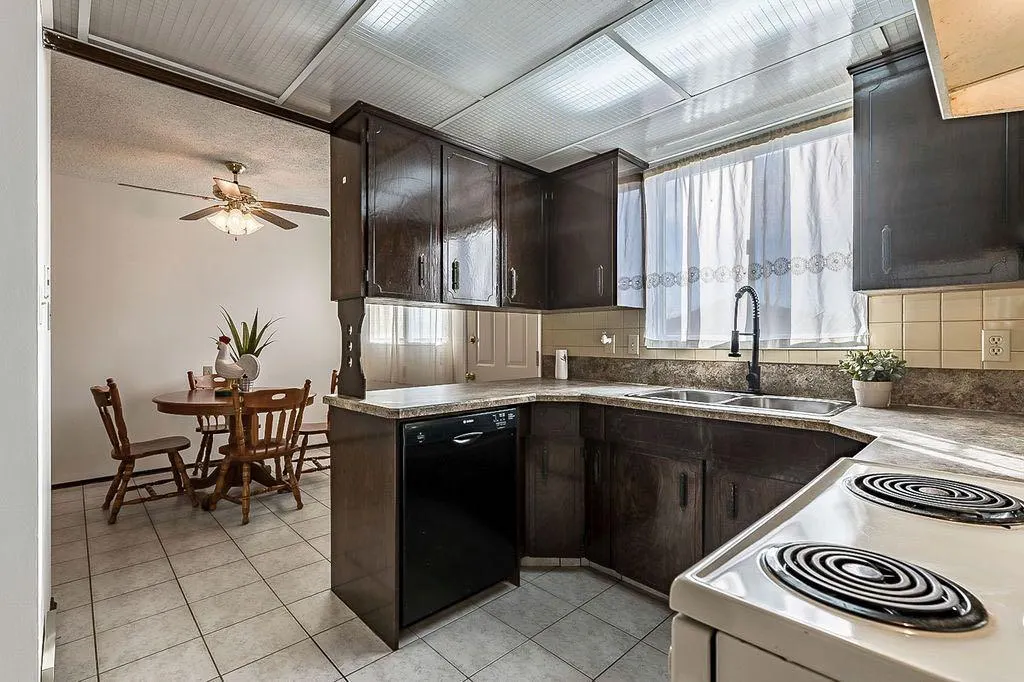 60 Rundlelawn Place NE