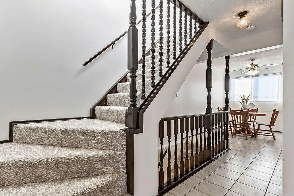 60 Rundlelawn Place NE