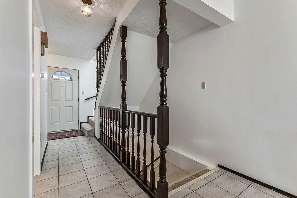 60 Rundlelawn Place NE