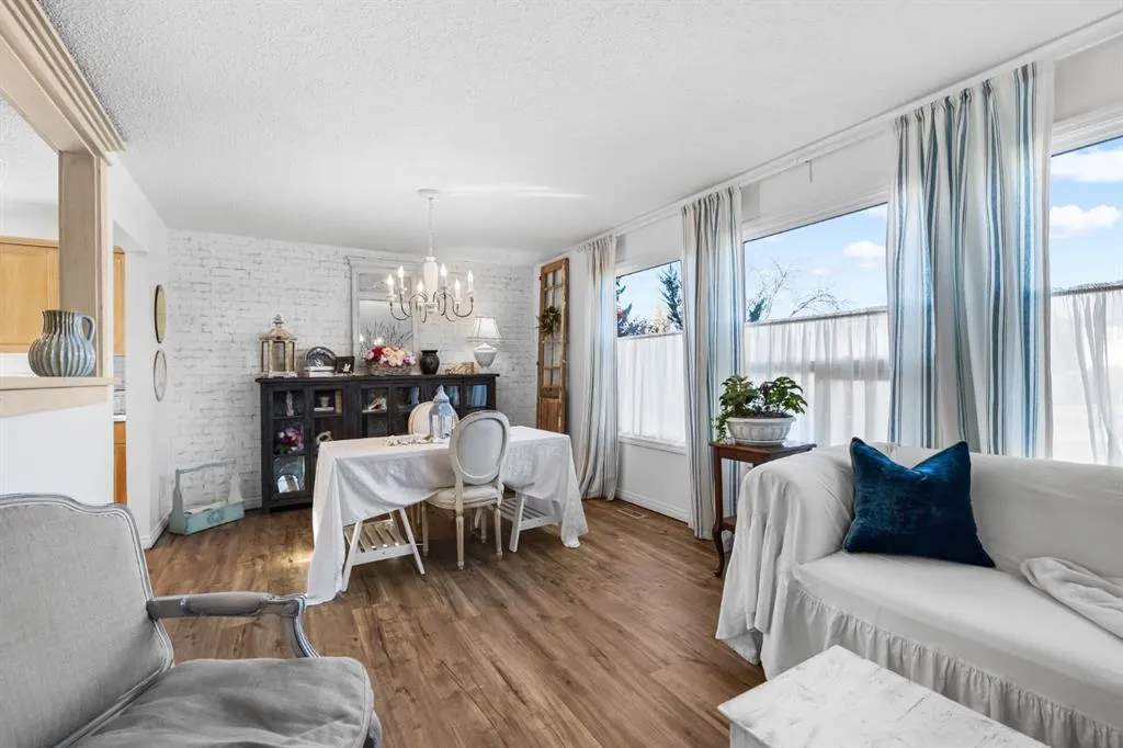 217 Acacia Crescent SE