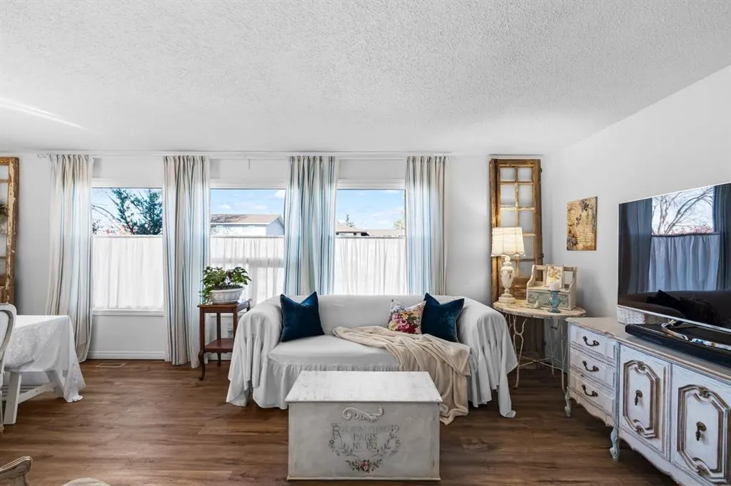 217 Acacia Crescent SE