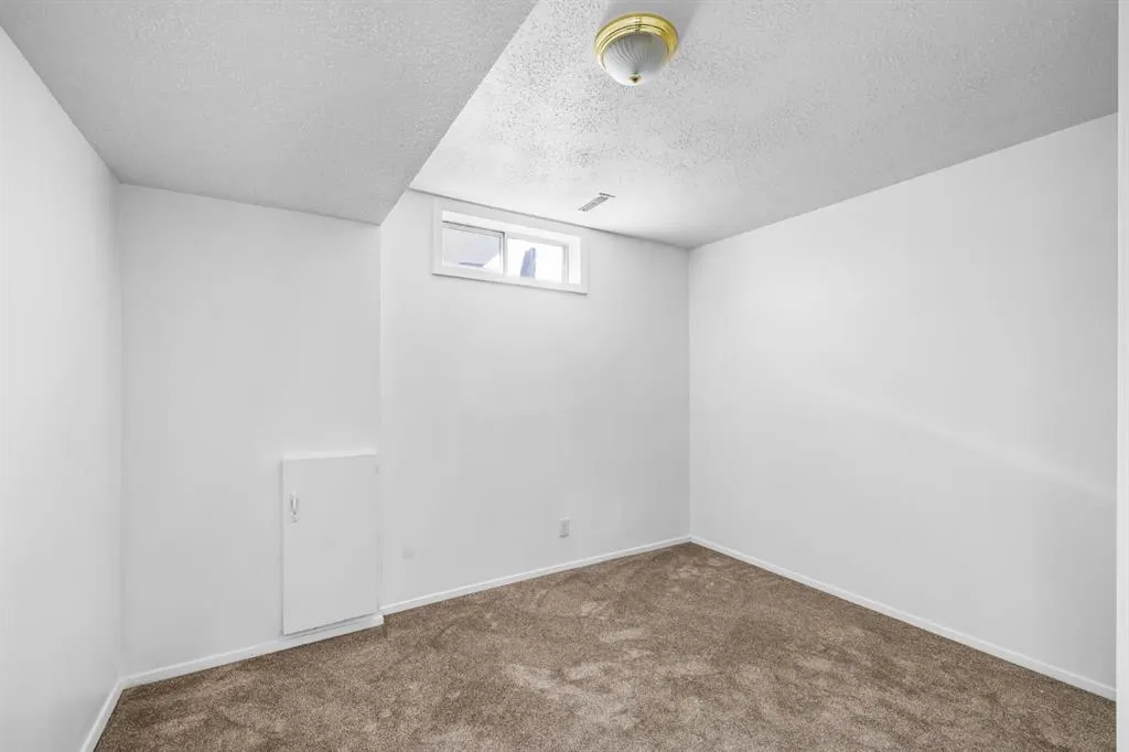 217 Acacia Crescent SE