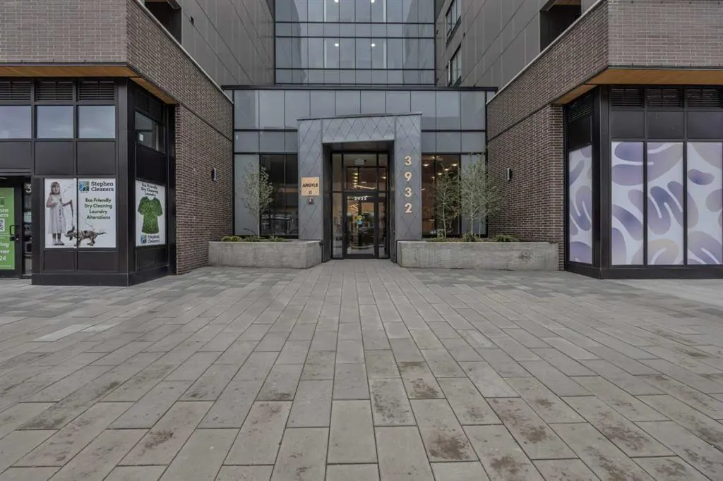 3932 University Avenue NW, #424