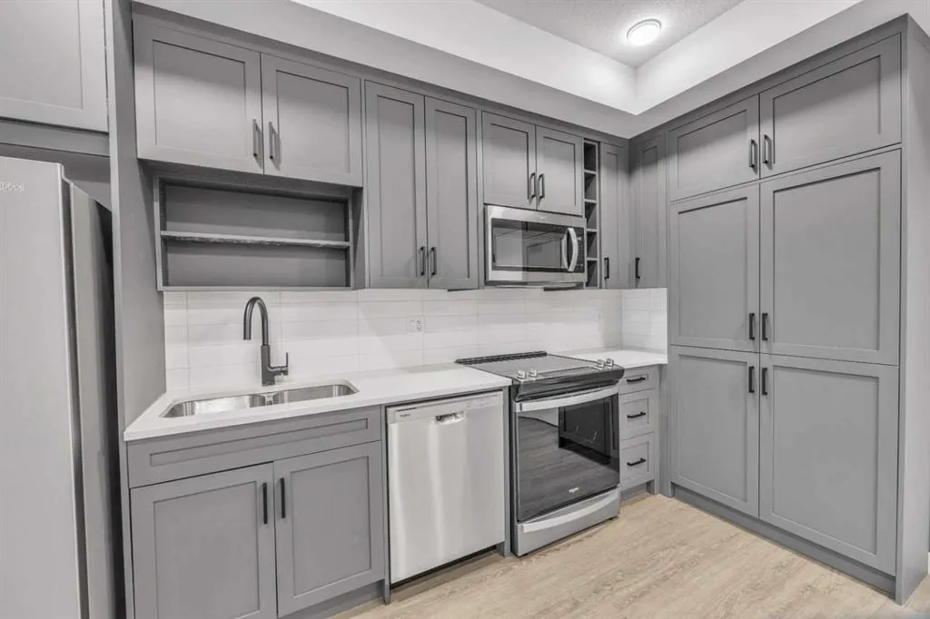 3932 University Avenue NW, #424