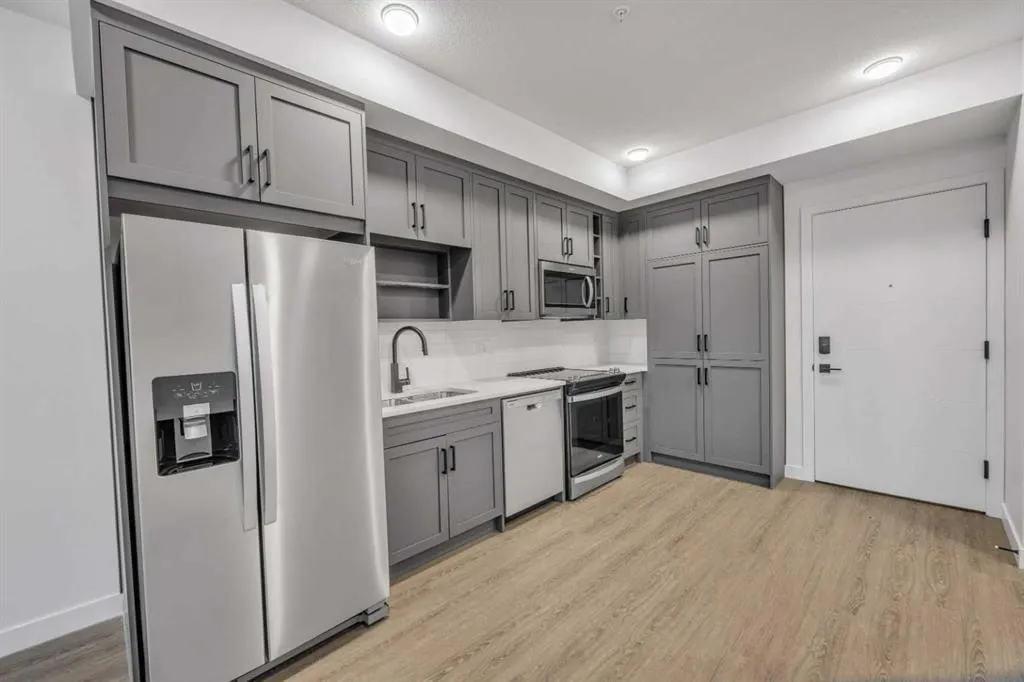 3932 University Avenue NW, #424