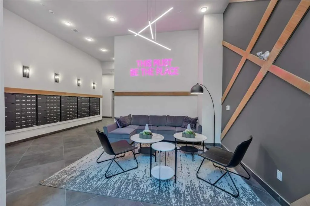 3932 University Avenue NW, #424