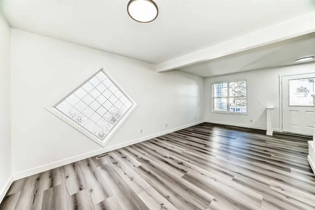 289 Canals Circle SW