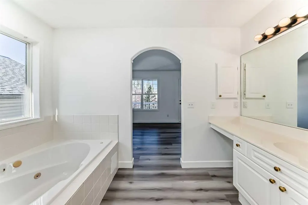 289 Canals Circle SW