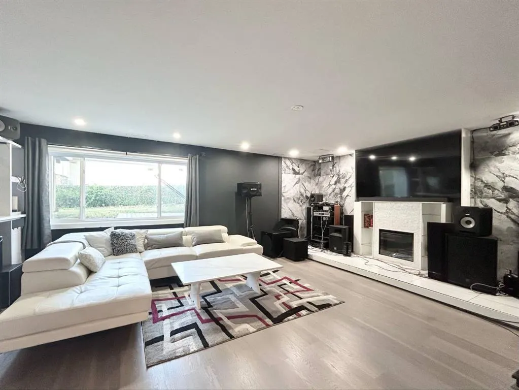 305 Lakeside Greens Crescent