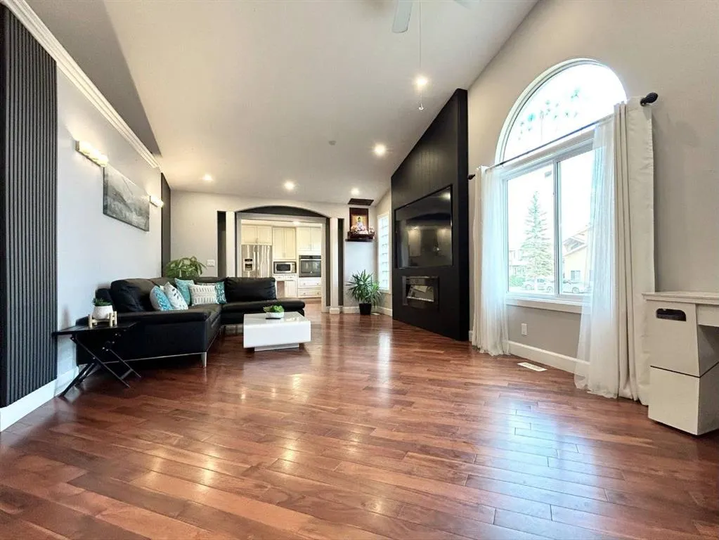 305 Lakeside Greens Crescent