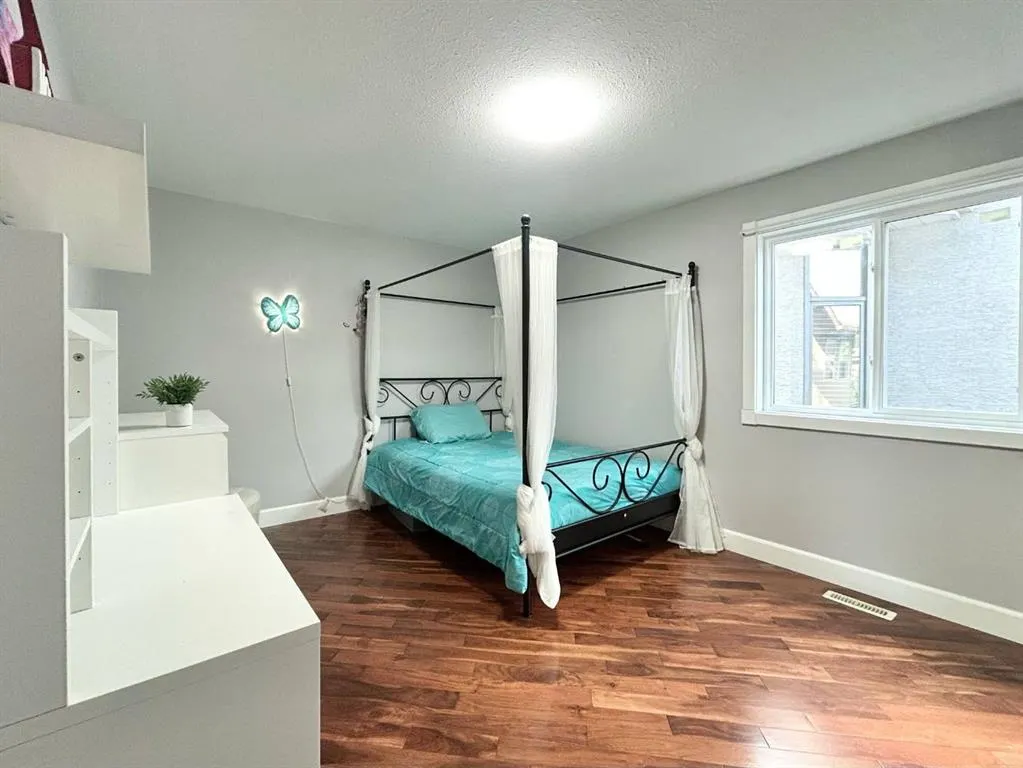 305 Lakeside Greens Crescent