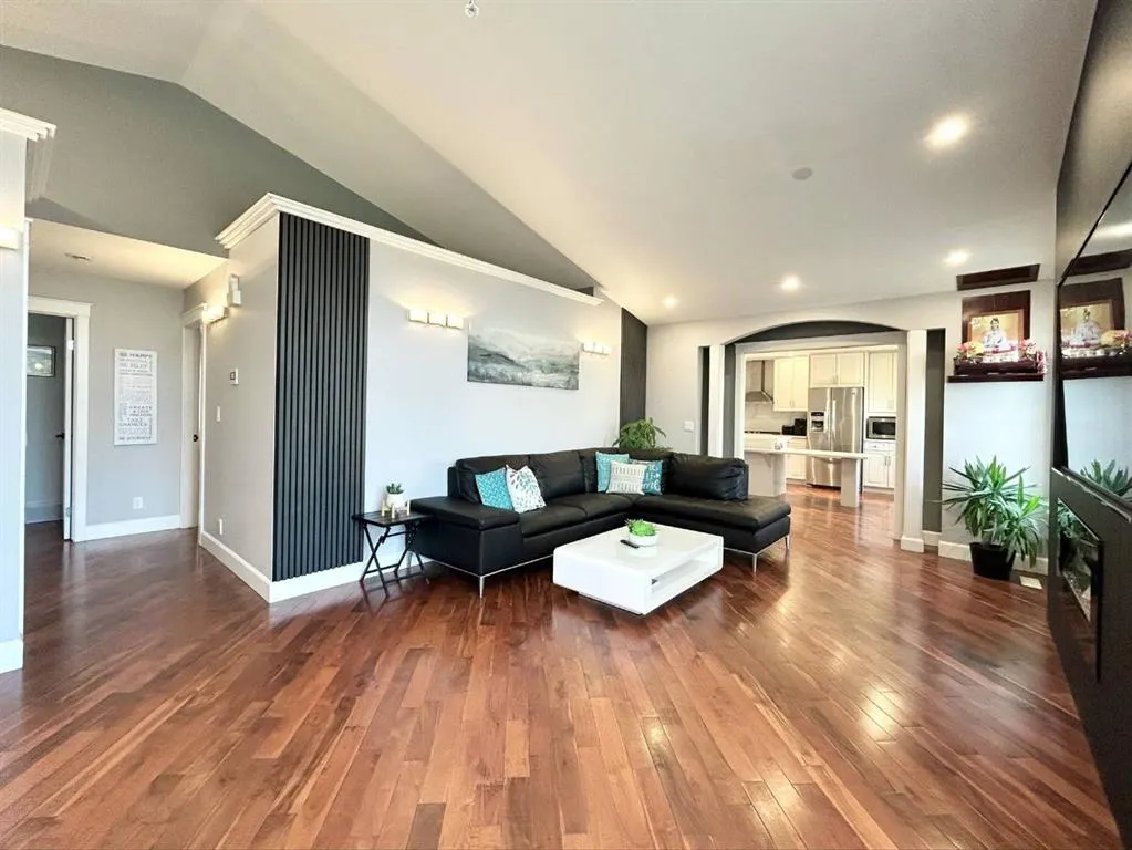 305 Lakeside Greens Crescent