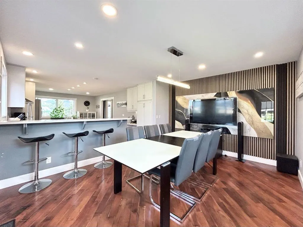 305 Lakeside Greens Crescent