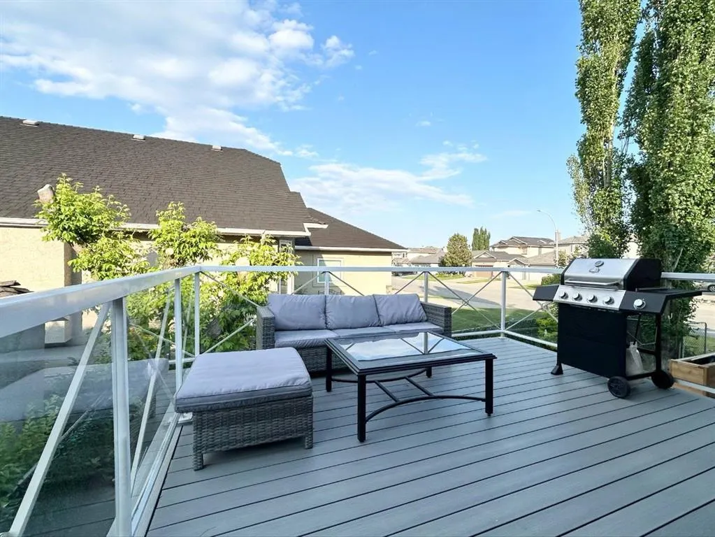 305 Lakeside Greens Crescent