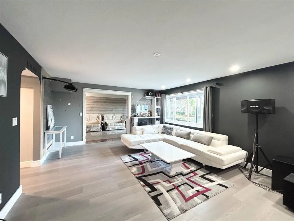 305 Lakeside Greens Crescent