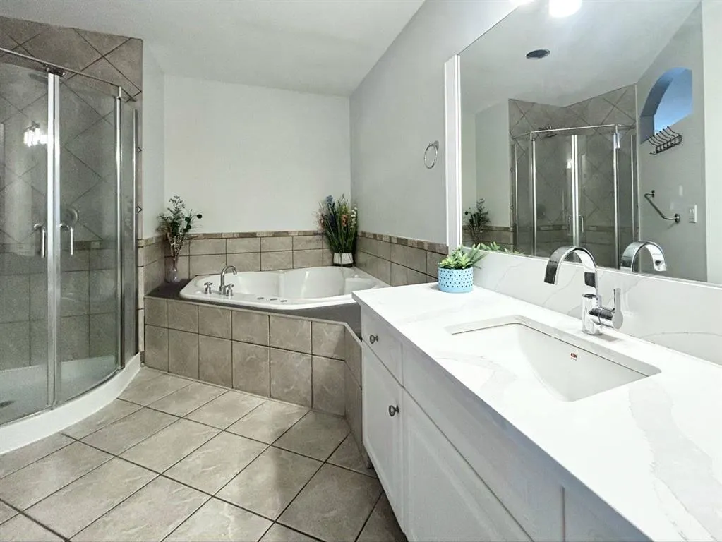 305 Lakeside Greens Crescent